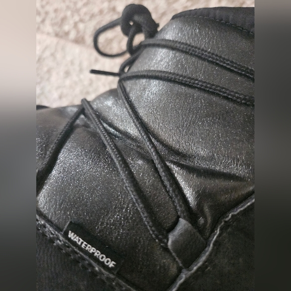 Black Sparkly Moon Boots - Trendy Winter Fashion - Picture 11 of 14